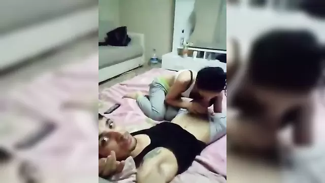 یه مرد ترک از یه زن خوشگل فیلم گرفت که داشت با گوشیش کیر یه مرد کیرکلفت رو حسابی ساک می زد.